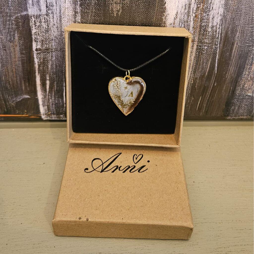 Handgemachter Epoxid Schmuck mit Tierhaar