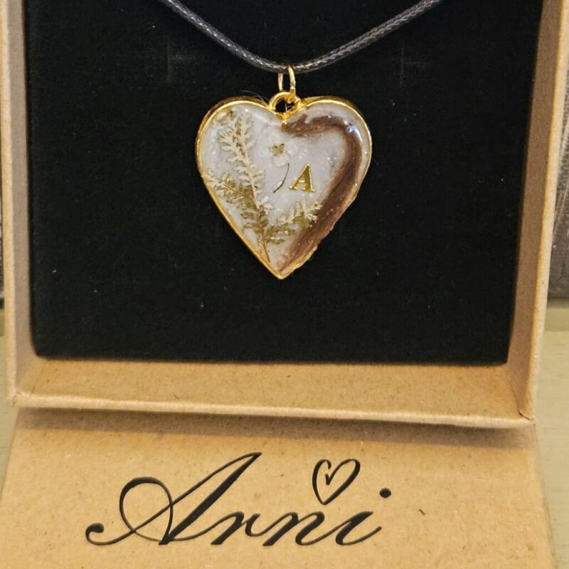 Handgemachter Epoxid Schmuck mit Tierhaar