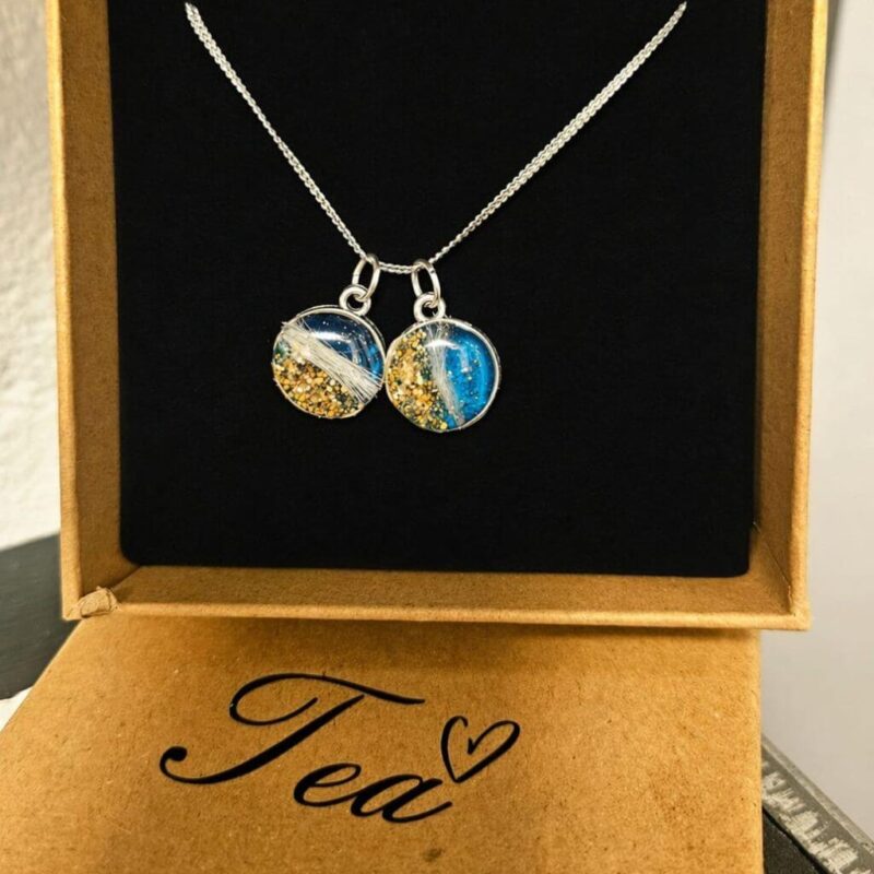 Handgemachter Epoxid Schmuck mit Tierhaar