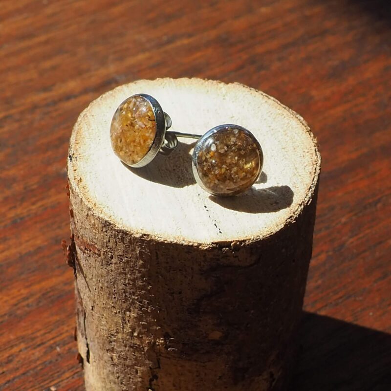 Alternative view of Kystguld ørestikker – håndlavede smykker fra Cup of Hygge